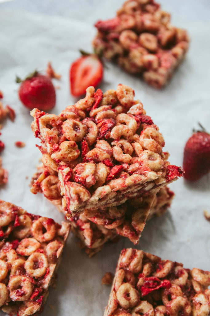 Strawberry cereal bars with fresh strawberries